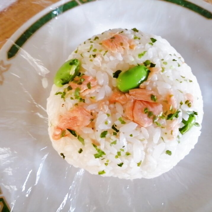 鮭と枝豆と青海苔のおにぎり